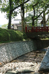 日本一低い谷中中央分水界がある水分れ公園を流れる川と赤い橋（兵庫県丹波市氷上町石生)