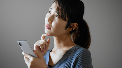 携帯電話を操作する若い女性