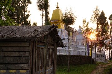 インド・シッキム州 ケチュパリ湖近くの村に建つ仏陀の目とストゥーパ