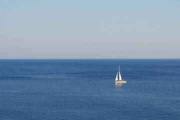 Obraz premium Yacht sailng in the sea