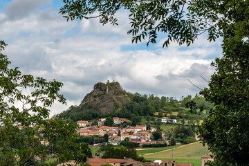 Citadelle de Buron dans le Puy de dôme avec son village au flanc de la montagne