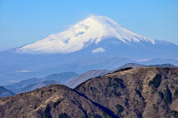 Fototapeta premium 丹沢の大山山頂より望む富士山 丹沢 大山山頂より富士山、手前左から二ノ塔、三ノ塔 