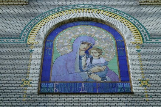Madonna mit Kind von Kusma Sergejewitsch Petrow-Wodkin, gro&szlig;fl&auml;chiges Mosaikgem&auml;lde von Petrov-Vodkin in Sankt Petersburg am 03.08.2018