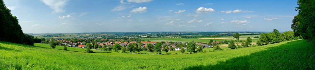 Fototapeta na wymiar Panorama Salzgitter vom Aussichtspunkt Lichtenberg bei blauem Himmel