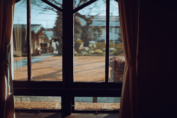 Obraz na płótnie Canvas レトロな窓から見える庭