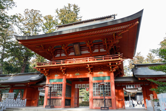 香取神宮、境内の入り口に建つ朱色の楼門