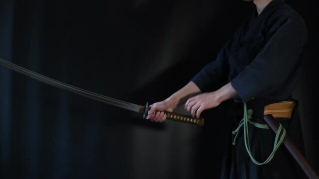 日本刀を構える人物