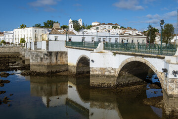 Obraz premium seven-arched Roman Bridge over the Gilão River in Tavira, Algarve / Portugal