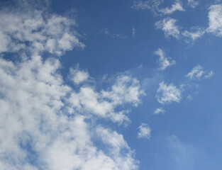 雲が浮かぶ青空の写真背景素材