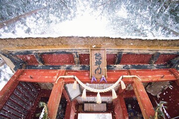 雪降る随神門