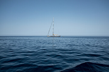 Barca a vela in mezzo al mare