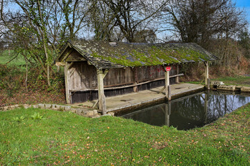 Lavoir de Jouvence en Mayenne, en bois couvert en ardoise