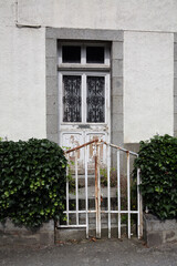 portail en fer rouillé à l'entrée d'une maison