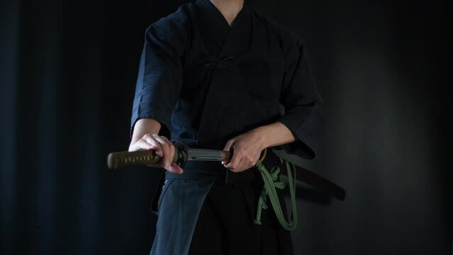 日本刀を構える人物