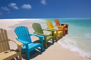 Papier Peint photo Plage de Seven Mile, Grand Cayman Chaises de plage colorées sur la côte des Caraïbes