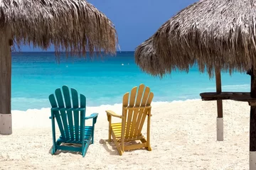 Crédence de cuisine en verre imprimé Plage de Seven Mile, Grand Cayman Two colorful beach chairs on white sand caribbean beach