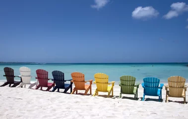Foto op Plexiglas Seven Mile Beach, Grand Cayman Kleurrijke strandstoelen aan de Caribische kust