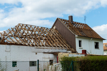 Ein altes Haus vom Orkan zerstört wird abgerissen