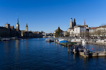 Obraz premium Skyline of the old town of Zürich on a sunny winter afternoon with river Limmat in the foreground. Photo taken February 5th, 2022, Zurich, Switzerland.