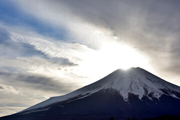 Fototapeta premium 山中湖 花の都公園からのぞむ・ダイヤモンド富士