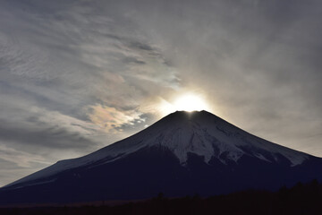 山中湖　花の都公園からのぞむ・ダイヤモンド富士