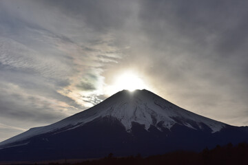 Fototapeta premium 山中湖 花の都公園からのぞむ・ダイヤモンド富士