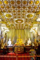 salle en or et blanc avec bouddha en or