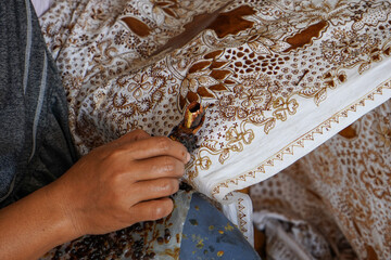 The technique of making batik by writing using a canting tool. Canting consists of nyamplung, cucuk, gagang or handles made of copper, bamboo and wax. Cecek, loron, telon, prapat, telon, liman, byok.