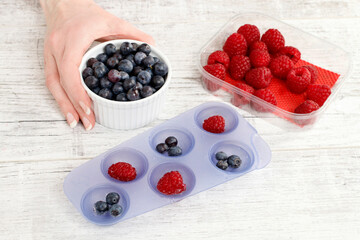 How to make ice cubes with fruits inside. Step by step, tutorial.