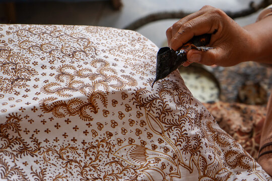 The technique of making batik by writing using a canting tool. Canting consists of nyamplung, cucuk, gagang or handles made of copper, bamboo and wax. Cecek, loron, telon, prapat, telon, liman, byok.