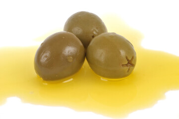 Olives vertes dénoyautées dans de l'huile d'olive en gros plan sur fond blanc