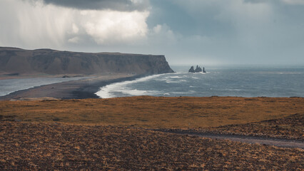 Vista della spiaggia vulcanica di Reynisfjara e dei faraglioni dall'alto, Islanda