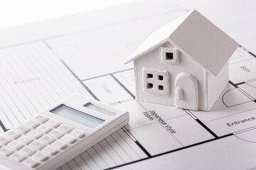 家の模型と設計図