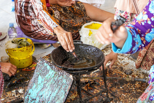 The technique of making batik by writing using a canting tool. Canting consists of nyamplung, cucuk, gagang or handles made of copper, bamboo and wax. Cecek, loron, telon, prapat, telon, liman, byok.