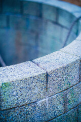 古い井戸の淵のアップ