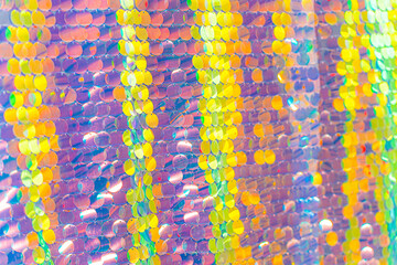 鱗のような大粒のオーロラスパンコールのアップ