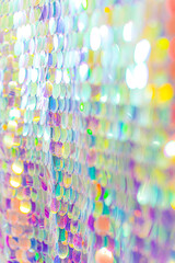 鱗のような大粒のオーロラスパンコールのアップ