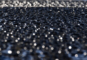Glitzernde Regentropfen auf einem Autodach