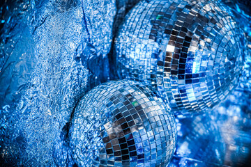大小輝く大小のミラーボールのアップ