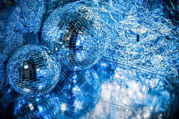 大小のミラーボールとメタリックな部屋