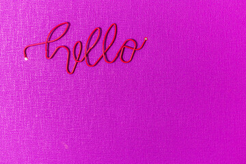 マゼンタカラーの壁紙とハローのオブジェクト