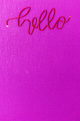 マゼンタカラーの壁紙とハローのオブジェクト