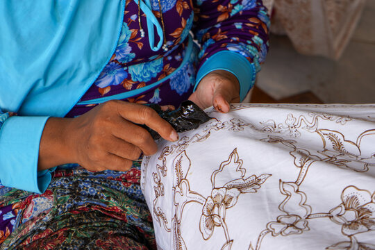 The technique of making batik by writing using a canting tool. Canting consists of nyamplung, cucuk, gagang or handles made of copper, bamboo and wax. Cecek, loron, telon, prapat, telon, liman, byok.