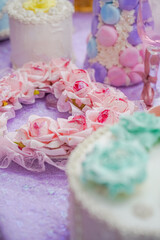 ハートの形をした薔薇のリースとマカロンタワー