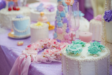 パステルカラーケーキやスイーツのあるパーティテーブル