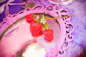 かわいい鏡のお盆とイチゴ