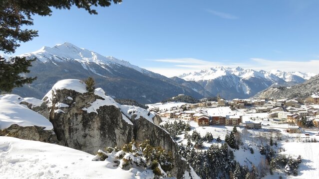 Panorama sur le parc de la Vanoise sous la neige, avec le village d’Aussois et les montagnes enneigées de la Haute-Maurienne, en Savoie, dans les Alpes, en hiver (France)