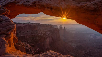 Poster Een landschap van het Canyonlands National Park tijdens de zonsopgang in Utah, VS © Bettmanphotography/Wirestock