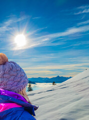 Touristin in Winterlandschaft Alpen