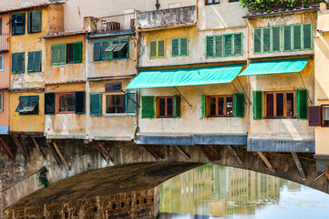 Fototapeta na wymiar The Ponte Vecchio (Old Bridge) crossing the River Arno in Florence - Italy